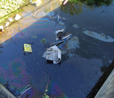Vyhozené chemikálie a nebezpečný odpad do vodního toku za obcí - zásah hasičů